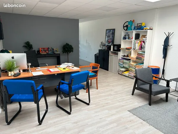 Bureau - Bail précaire - Stationnement de véhicules