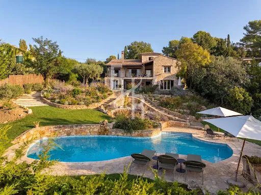 Villa 8 pièces 310 m²