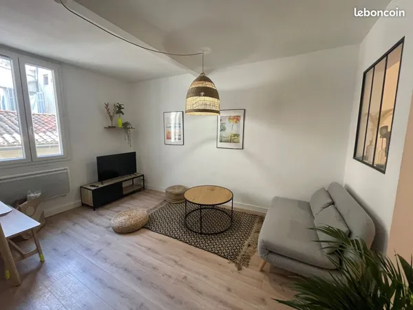 Joli T2 meublé de 34 m²env. Refait avec goût secteur Le Panier (13002)