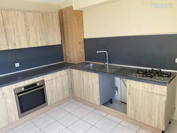 À VENDRE - COLMAR, Proche Centre-Ville : Spacieux F3 avec Balcon et Parking Privatif