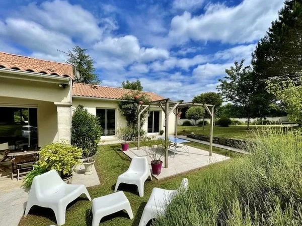 Maison familiale 209 m² - Grande pièce de vie - Moins de 15 min du centre-ville et de la gare LGV