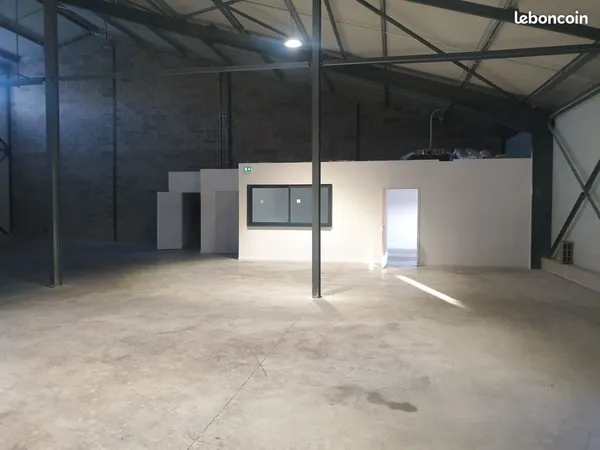 Hangar + bureaux 200m² 1200/mois HT 84400 APT