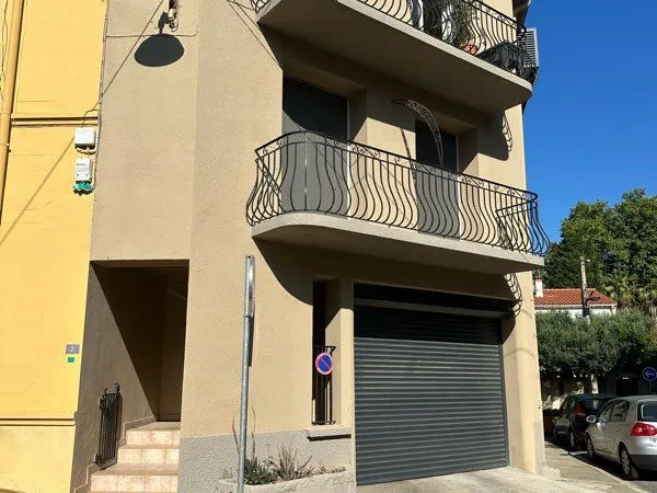À louer une place de parking pour une voiture moyenne garage fermé