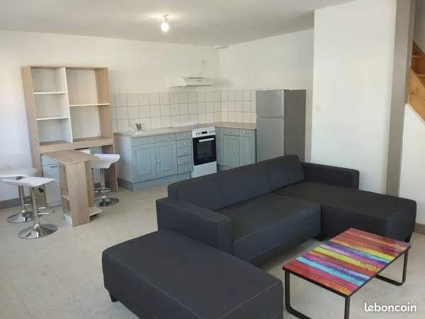 Maison de ville, 50m2, meublée, 3piéces, sous sol, place de parking