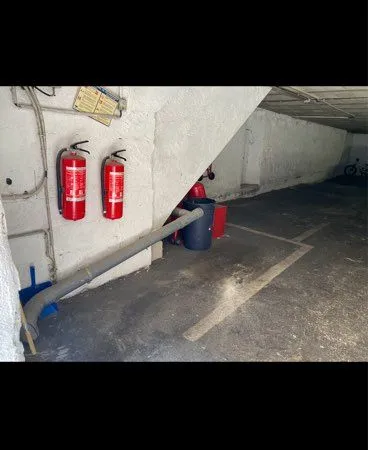 Location parking moto 13006
