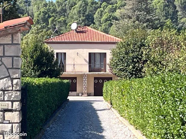 Villa 100 m2 avec 2500 m2