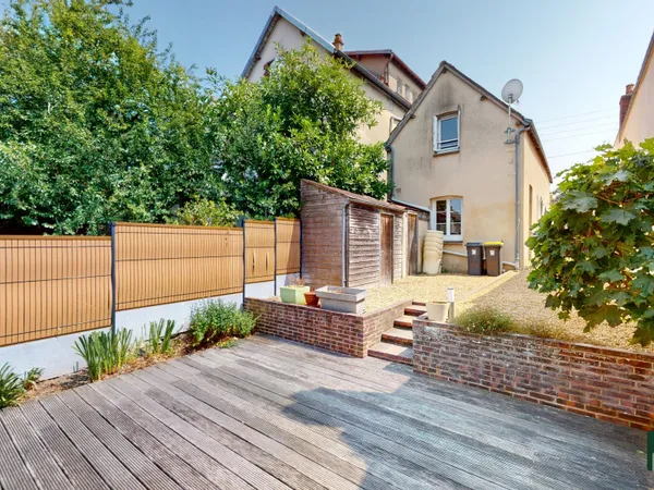 MAISON DE VILLE DE CARACTERE AVEC JARDIN ET TERRASSE - CHARTRE