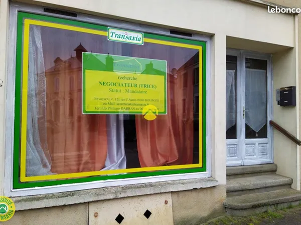 Dans bourg avec commerces