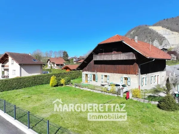 Maison de 288m² / T3 de 100m² / Grange de 180m² au sol - La Tour