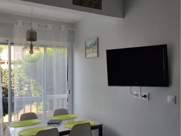 Studio refait à neuf, avec wifi,place de parking,clim plafond, quartier calme