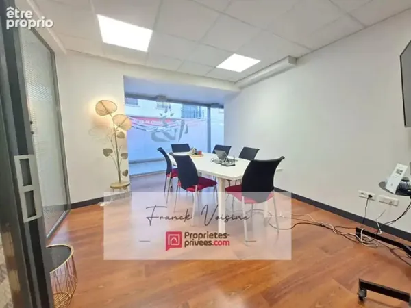A VENDRE aux Herbiers centre ville, immeuble composé de 2 espaces commerciaux et d'1 appartement dup