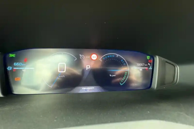 Peugeot 2008 hybrid 136 e-dcs6 — photo 13