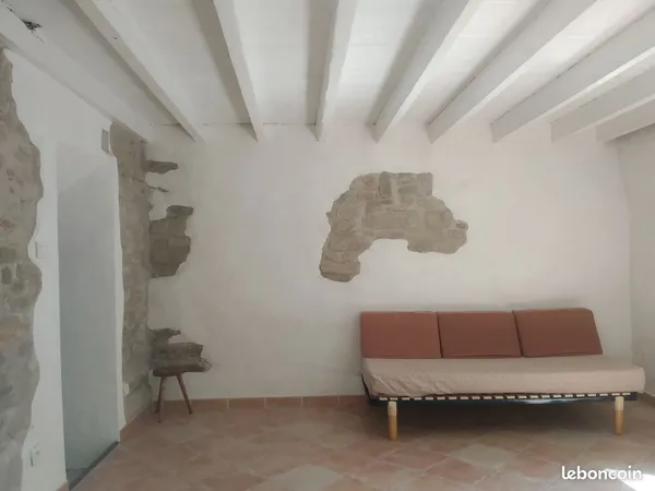 Maison en pierres avec courette