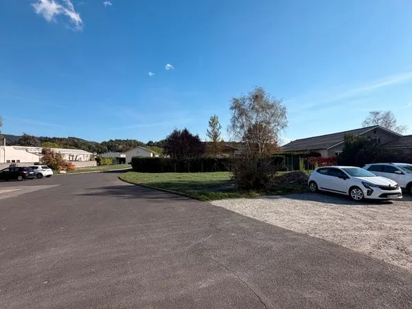 Terrain constructible en zone artisanale - Avenue du Général-de-Gaulle