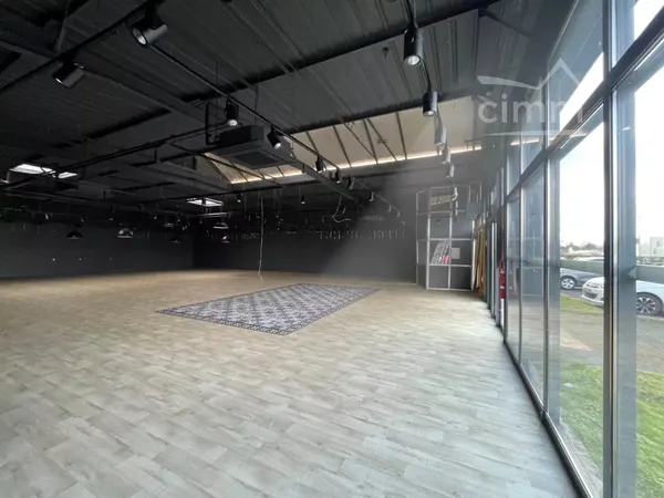 A VENDRE LOCAL COMMERCIAL 480M2 REFAIT A NEUF