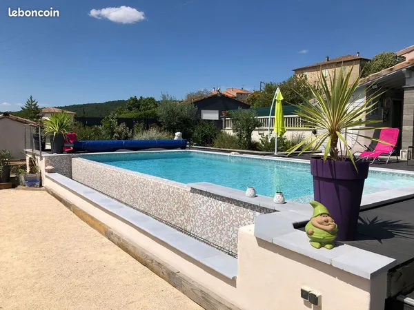 Villa récente avec piscine à débordement