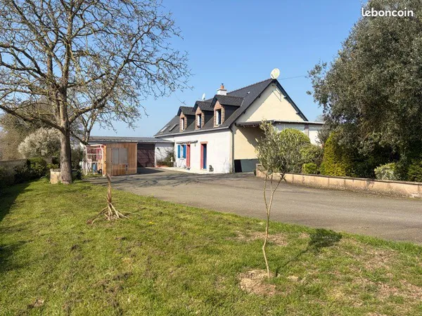 Maison avec dépendance et jardin clôturé avec portail électrique