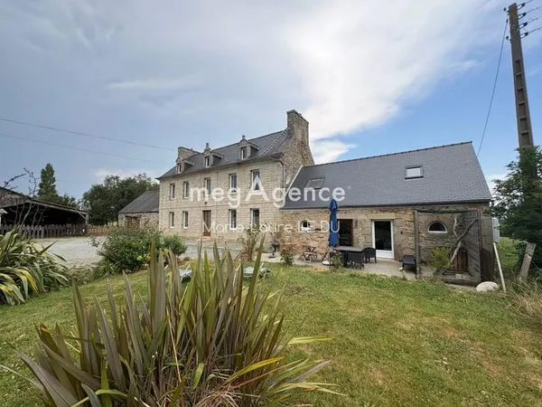 2 Maisons de caractere avec hangars sur terrain 18500m² environ