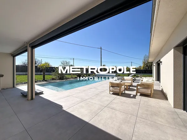 Maison contemporaine d'environ 195 m2 avec piscine