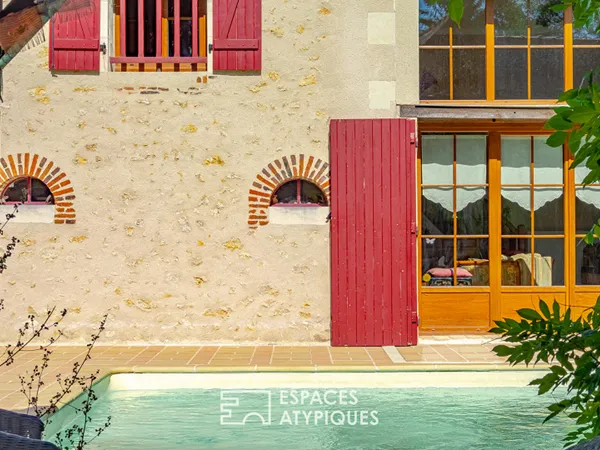 Dans l'ancien clos du prieuré, maison de caractère avec piscine