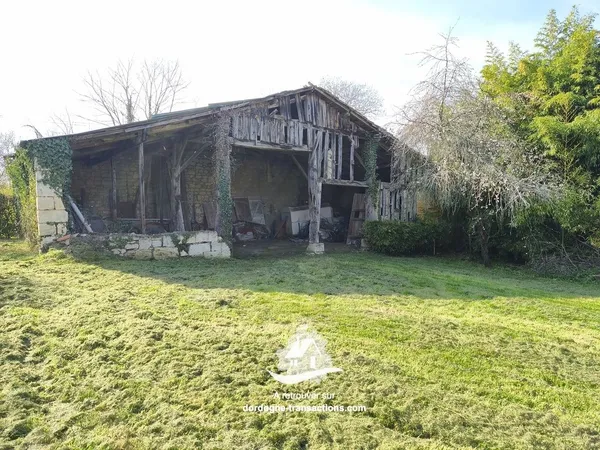 Beau Terrain Constructible 1537 M² Avec Hangar En Pierres