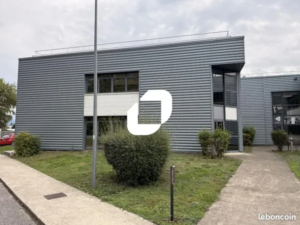 Local industriel 379 m²