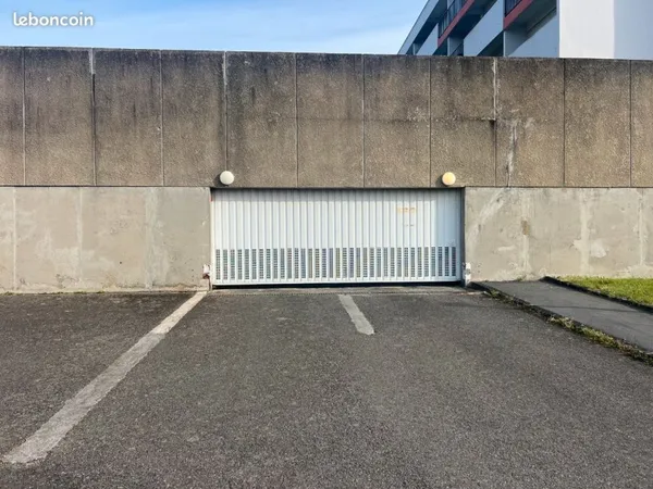 Emplacement parking couvert sécurisé
