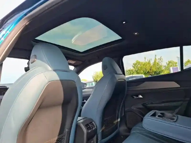 Peugeot 408 phev 225 e-eat8 — photo 20