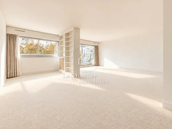 CAMBRONNE — 117 m² en étage élevé, balcon sud-ouest et 3 à 4 chambres — Parking et cave