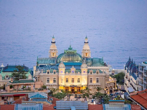 A pieds de Monaco, vue mer et vue de Monaco