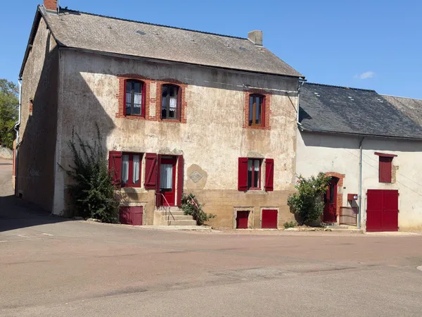 Maison en pierre avec dépendances et jardin clos