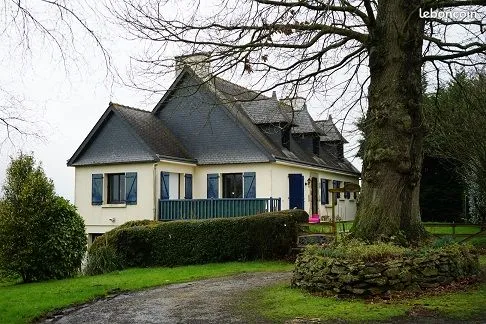PLOUGUENAST, maison indépendante T6