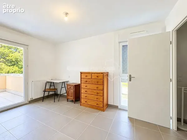 Appartement Orange 2 pièce(s) 42 m2 ,1 chambre, ascenseur, balcon, garage et place de parking