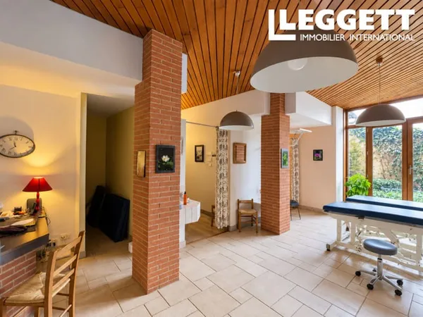 Immeuble en pierre de caractère, centre village, 240m² + 140m², idéal appartements ou activité