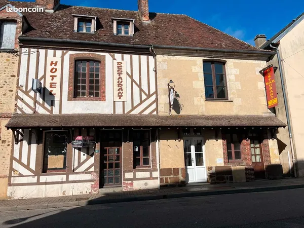 Immeuble à usage commercial et habitation