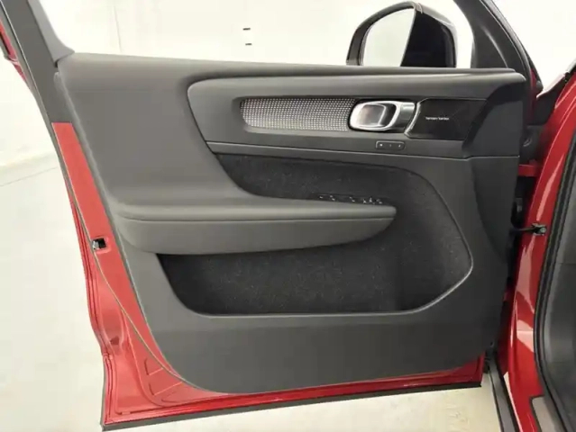 Volvo Xc40 t3 163ch r-design geartronic 8 suréquipé + toit ouvrant — photo 11