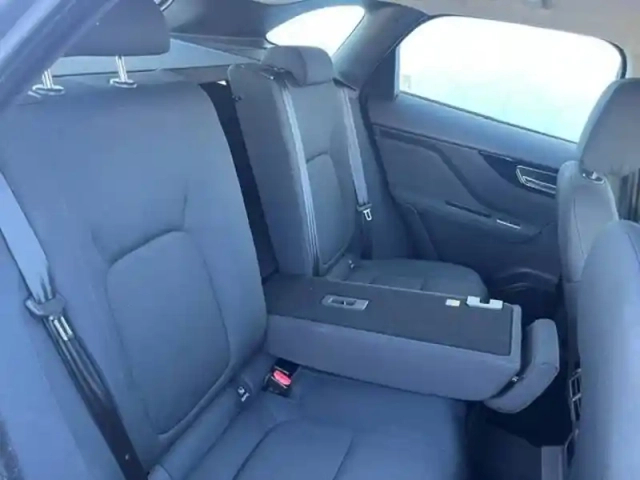Jaguar F-Pace 2.0 d - 180 ch 2wd bva8 — photo 24