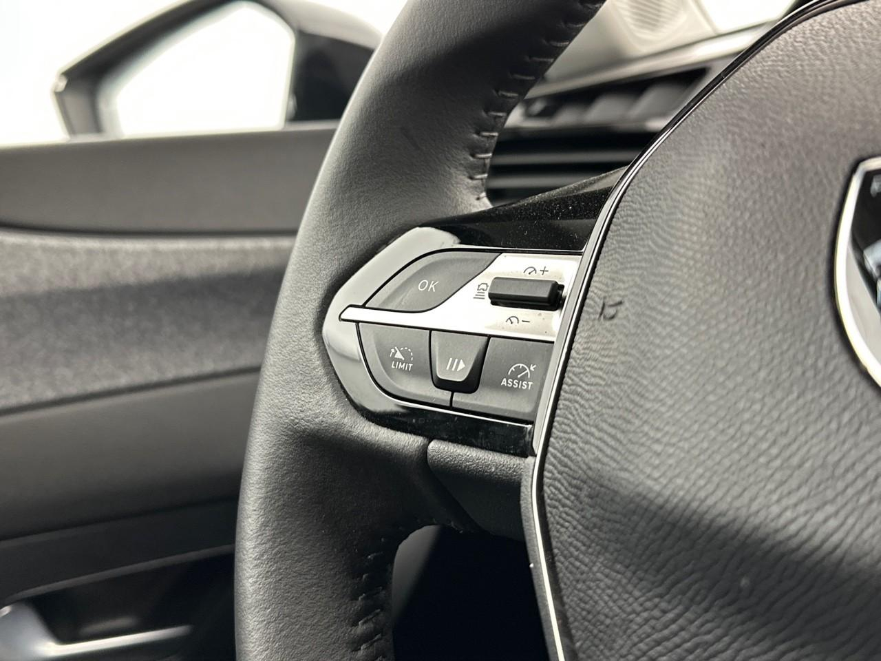 Peugeot 308 hybrid 145 e-dcs6 allure — photo 18