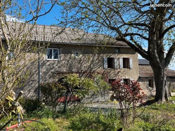 Maison rénovée de 180 M2 avec dépendances et jardin