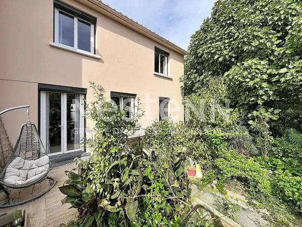 Saint Laurent De La Salanque - A VENDRE Maison en 3 faces de 5 pièces avec jardin et garage