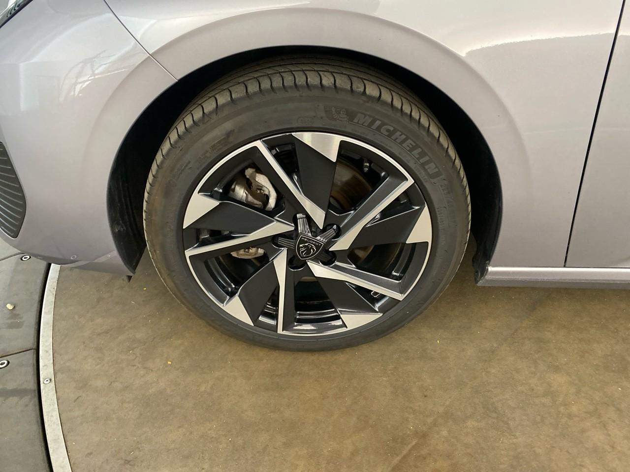 Peugeot 308 hybrid 145 e-dcs6 allure — photo 11