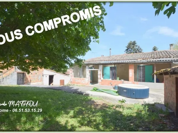 A vendre Ferme 220 m2 2 habitations T4 et T3 avec 240 m2 de dépendances sur terrain arboré 8500 m2 -