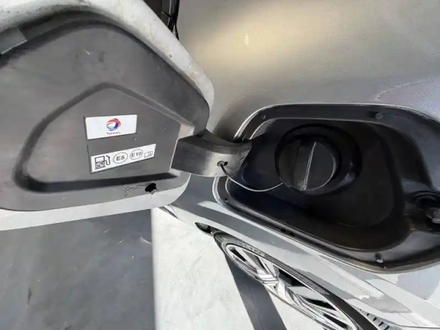 Peugeot 208 puretech 100 s&amp;s bvm6 — photo 12