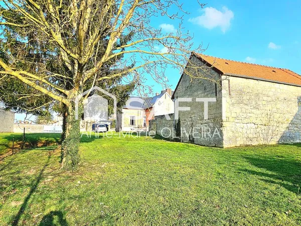 Ensemble immobilier : Maison100m2, des dépendances dont une en pierre de taille 80m2,stationnement, 