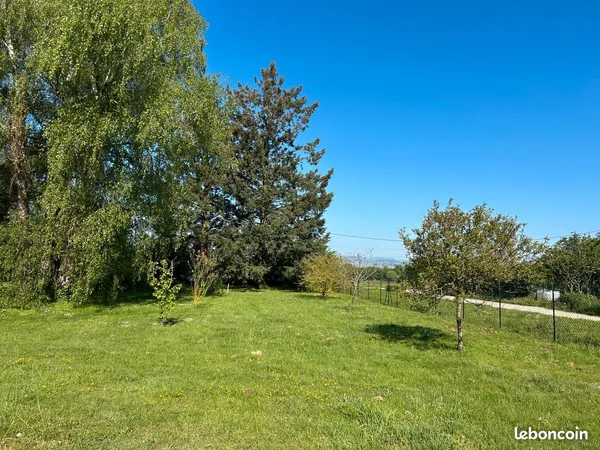 Joli terrain plat à Fareins
