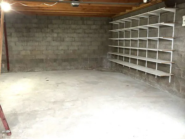 Dépôt. Local de stockage, garage