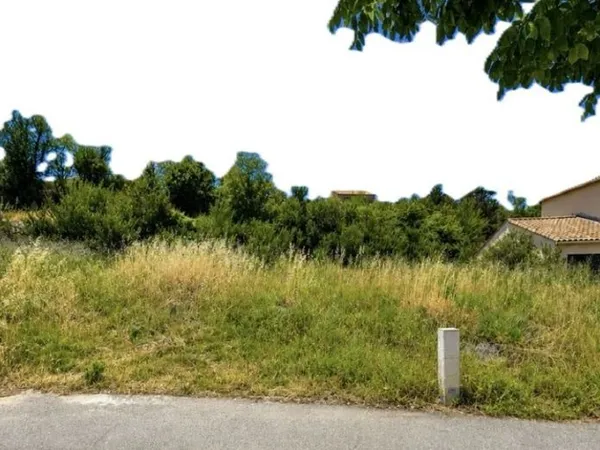 Terrain 600 m²