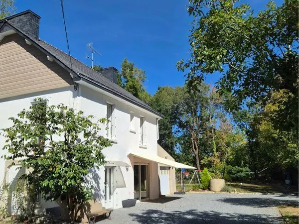 Maison en bordure du canal de Nantes à Brest à Fegreac