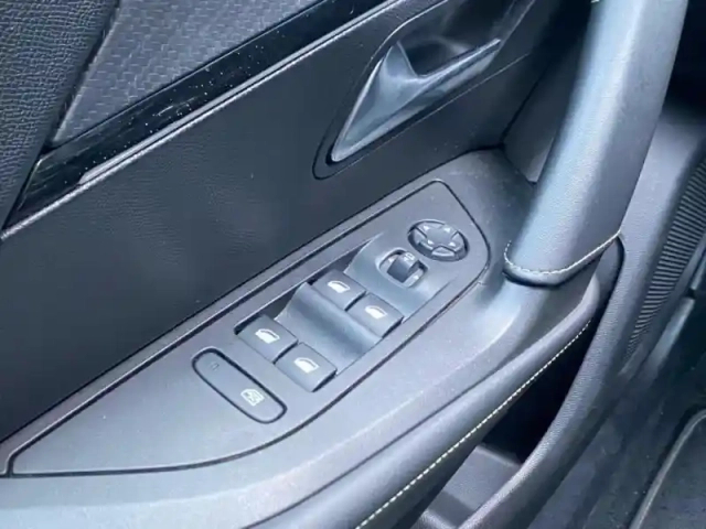Peugeot 2008 e- 136ch gt — photo 8