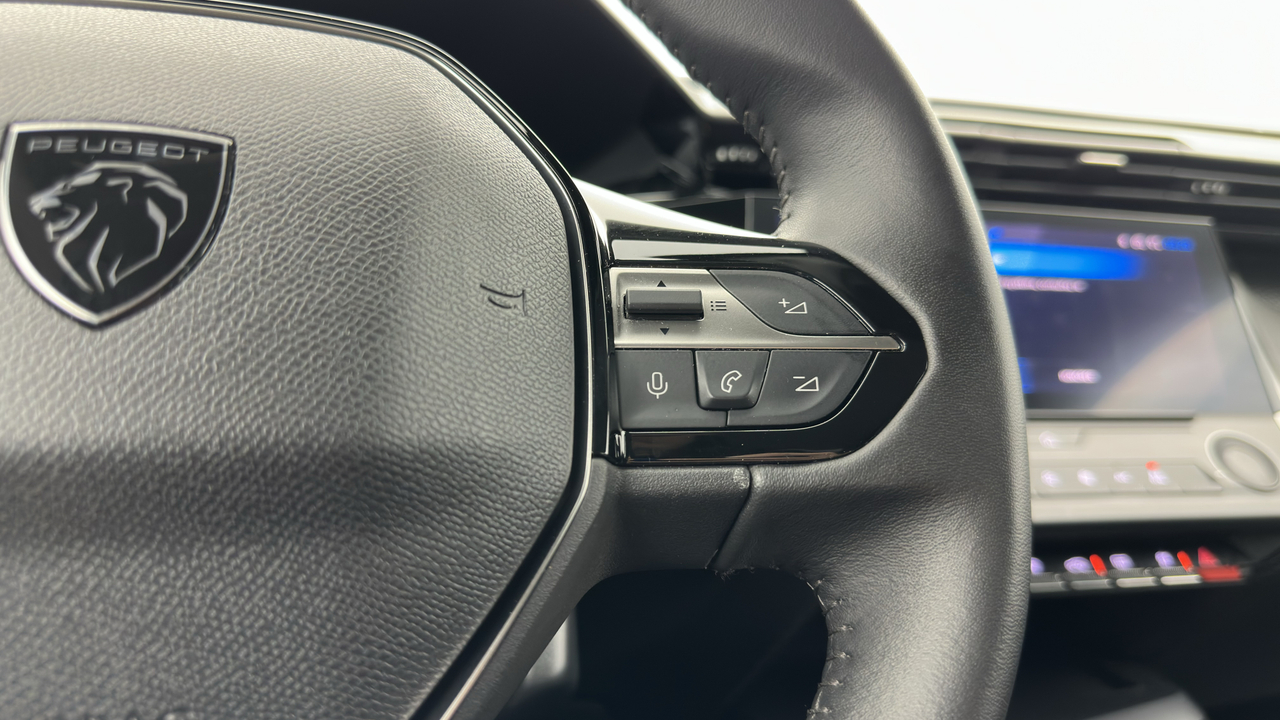 Peugeot 308 SW PHEV 180 e-EAT8 — photo 17